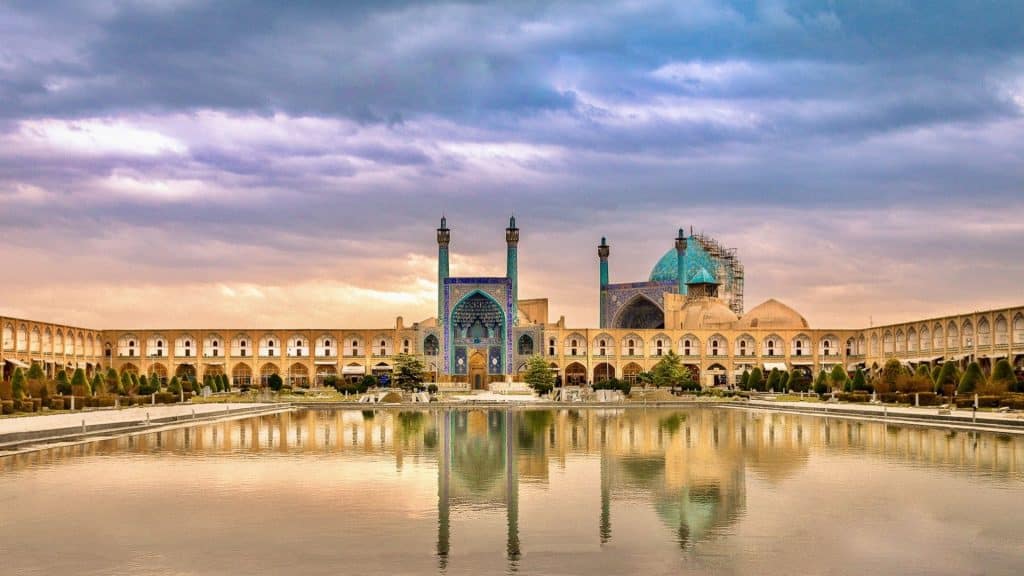 Moschea sullo sfondo di una piazza in Iran